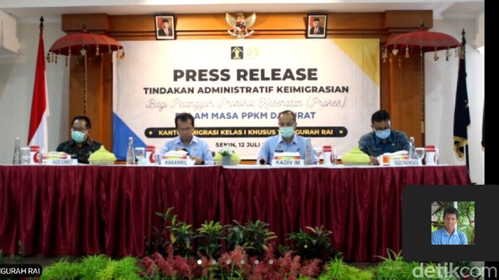 Kantor Imigrasi Kelas I Khusus TPI Ngurah Rai, Bali menggelar konferensi pers 4 WNA dideportasi karena langgar prokes (Sui/detikcom).