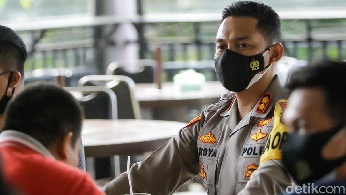 Kapolres Probolinggo AKBP Teuku Arsya Khadafi memerintahkan anggota yang terpapar COVID-19 menjalani isolasi mandiri. Mereka dilarang kontak erat dengan orang lain maupun keluarga, sampai dinyatakan sembuh dan negatif COVID-19.