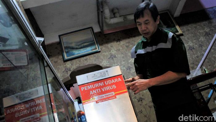 Keren! Warga Bandung Ciptakan Alat Pemurni Udara Anti COVID-19 Simon Yudistra Sanjaya (57) menciptakan produk untuk mengendalikan penyebaran COVID-19. Salah satunya adalah alat pemurni udara anti virus dan baju vitamin D.