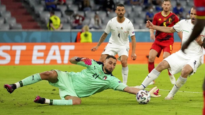Setelah berhasil mengalahkan Inggris lewat adu penalty dan memenangkan ajang Piala Eropa 2020, kiper Italia Gianluigi Donnaruma juga mendapatkan penghargaan pemain terbaik Piala.