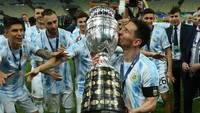 Selain Italia, Argentina juga tengah berbahagia karena berhasil keluar sebagai juara Copa America 2021 usai mengalahkan Brasil 1-0 dalam partai puncak di Stadion Maracana, Minggu (11/7/2021) pagi WIB. Dengan kemenangannya itu, Argentina mengakhiri penantian selama 28 tahun untuk jadi juara Copa America. Sebelumnya, Argentina terakhir kali juara pada 1993. Getty Images/Alexandre Schneider.