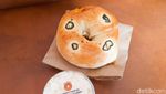 Sarapan Nikmat Pakai Bagel Pelangi Isi Krim Stroberi yang Asam Segar