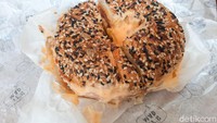 Ada juga menu sandwich berama Bagel Smoked Beef & Egg. Untuk bagelnya menggunakan varian Everything On yang bagian atasnya dipenuhi biji wijen putih maupun hitam. Foto: detikFood/Yenny Mustika Sari