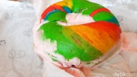 Bagel dengan warna pelangi ini cocok untuk menghiasi timeline Instagram. Warnanya yang cantik bisa dipadukan dengan aneka krim varian manis. Foto: detikFood/Yenny Mustika Sari