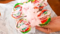 Kami memilih isian krim stroberi. Tekstur krimnya sangat creamy dan kental, ada sedikit rasa manis namun rasa stroberi yang asam segar mendominasi. Tekstur dari krim stroberinya seperti yogurt. Foto: detikFood/Yenny Mustika Sari