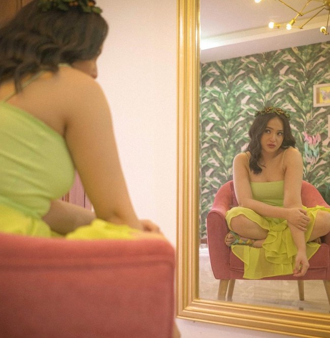 Melalui keterangan unggahannya, Marshanda ingin mengajak setiap orang untuk lebih mencintai dan menerima diri sendiri apa adanya. Hal itu pun yang saat ini sedang dicoba lakukan oleh Marshanda. Dia mengaku akan berhenti menganggap dirinya jelek hanya karena memiliki perut gendut atau tangan yang besar. Foto: Instagram/@marshanda99