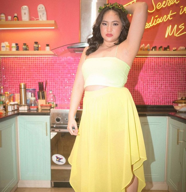 Melalui akun Instagram pribadinya, Marshanda tampak mengunggah beberapa foto-foto penampilan terbaru dirinya dengan tubuh yang lebih berisi. Marshanda pun terlihat dengan bangga mengkampanyekan seruan mengenai body positivity. Foto: Instagram/@marshanda99