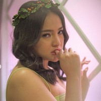 Melalui kanal YouTube pribadinya, Marshanda mengaku bahwa beberapa bulan terakhir berat tubuhnya memang mengalami peningkatan. Namun walaupun demikian, Marshanda tetap ingin merasa percaya diri akan bentuk tubuhnya tersebut. Dia pun ingin menyebarkan semangat positif tersebut kepada orang-orang lainnya. Foto: Instagram/@marshanda99