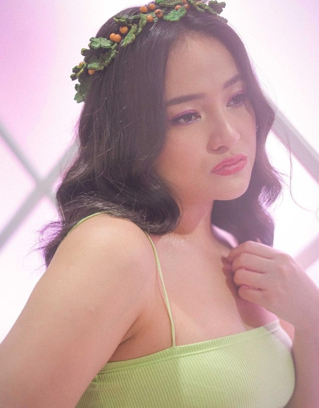 Marshanda mengatakan bahwa kenaikan berat badannya itu disebabkan oleh obat bipolar disorder yang dikonsumsinya. Obat tersebut yang membuat metabolisme tubuhnya jadi melambat dan meningkatkan nafsu makannya. Karena hal itu, Marshanda pun sempat memutuskan untuk meminum obat penahan nafsu makan demi menjaga berat badannya. Foto: Instagram/@marshanda99