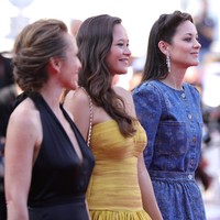 Di tengah ingar-bingar Cannes Film Festival 2021 yang bertaburan insan film Hollywood dan dunia, muncul sosok wanita asal Indonesia di karpet merah, Sabtu (10/7/2021). Dialah Melati Wijsen, aktivis lingkungan hidup sekaligus pencetus gerakan Bye Bye Plastic Bags yang bertujuan mengurangi pemakaian kantong plastik di daerah asalnya, Bali. (Foto: Getty Images)
