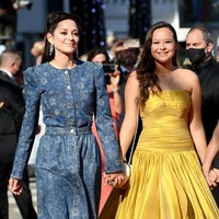 Bigger Than Us mempertemukan Melati dengan aktris Hollywood pemenang Oscar Marion Cotillard yang bertindak sebagai produser. Mereka pun muncul bersama-sama di karpet merah. (Foto: Getty Images)