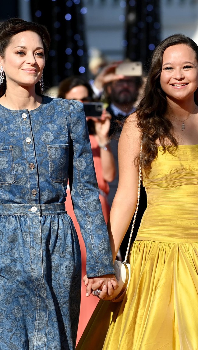 Bigger Than Us mempertemukan Melati dengan aktris Hollywood pemenang Oscar Marion Cotillard yang bertindak sebagai produser. Mereka pun muncul bersama-sama di karpet merah. (Foto: Getty Images)