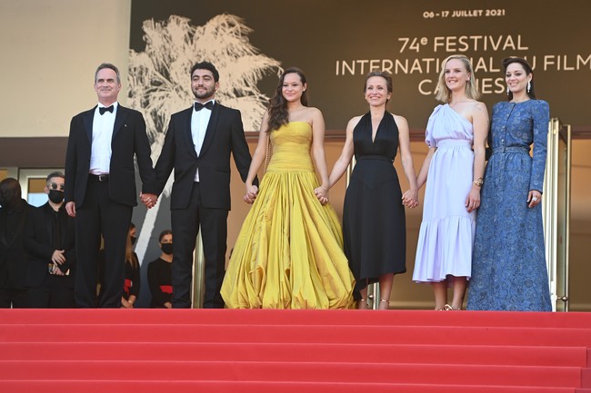 Di Instagram, Yogie sempat memamerkan sketsa pertama gaun tersebut. Diungkapkannya, gaun berbahan silk tafetta ini berwarna  kuning canary yang merepresentasikan jiwa muda dan aura positif. Sangat cerah dan memberi kekuatan, cocok buat @melatiwijsen sebagai aktivis muda masa depan Indonesia, tulisnya. (Foto: Getty Images)