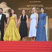 Di Instagram, Yogie sempat memamerkan sketsa pertama gaun tersebut. Diungkapkannya, gaun berbahan silk tafetta ini berwarna  kuning canary yang merepresentasikan jiwa muda dan aura positif. Sangat cerah dan memberi kekuatan, cocok buat @melatiwijsen sebagai aktivis muda masa depan Indonesia, tulisnya. (Foto: Getty Images)