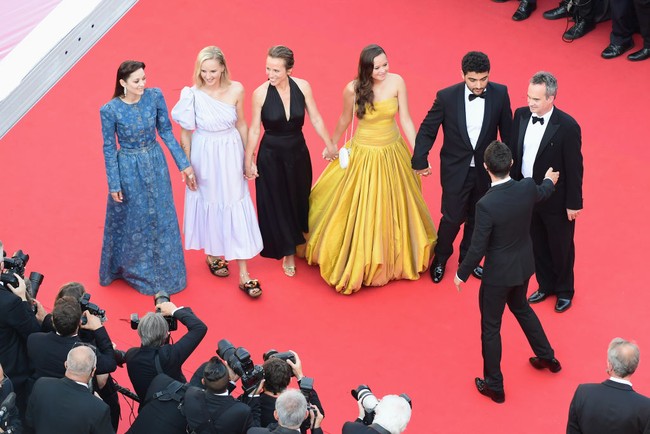 Untuk momen spesial tersebut, Melati Wijsen muncul dalam balutan gaun rancangan desainer Indonesia Yogie Pratama. Gaun starpless tersebut hadir dengan rok flare panjang nan megar. (Foto: Getty Images)