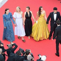 Untuk momen spesial tersebut, Melati Wijsen muncul dalam balutan gaun rancangan desainer Indonesia Yogie Pratama. Gaun starpless tersebut hadir dengan rok flare panjang nan megar. (Foto: Getty Images)