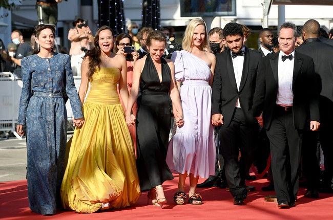 Kehadiran Melati Wijsen di Cannes Film Festival 2021 di Cannes, Prancis, dalam rangka penayangan perdana film dokumenter Bigger Than Us. Di film tersebut, Melati yang baru berusia 20 tahun itu berkeliling dunia untuk bertemu dengan aktivis muda sepertinya yang melakukan gerakan serupa demi menyelamatkan lingkungan. (Foto: Getty Images)