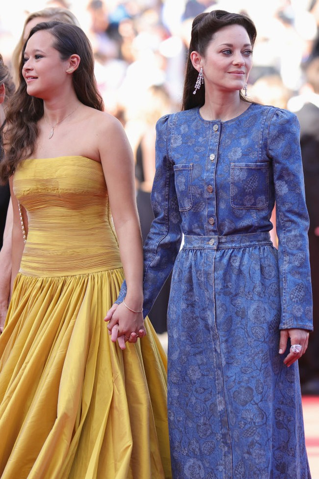 Melangkah di hadapan puluhan fotografer menuju Palais des Festivals sambil bergandengan tangan, keduanya pun tampak akrab. Juga ikut dalam rombongan, tim di balik layar Bigger Than Us. It was magic! We got standing ovation for our work, tulis perempuan blasteran Belanda itu di Instagram tentang apresiasi dari para tamu premiere usai menyaksikan filmnya. (Foto: Getty Images)