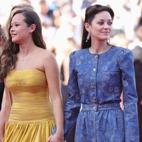 Melangkah di hadapan puluhan fotografer menuju Palais des Festivals sambil bergandengan tangan, keduanya pun tampak akrab. Juga ikut dalam rombongan, tim di balik layar Bigger Than Us. It was magic! We got standing ovation for our work, tulis perempuan blasteran Belanda itu di Instagram tentang apresiasi dari para tamu premiere usai menyaksikan filmnya. (Foto: Getty Images)