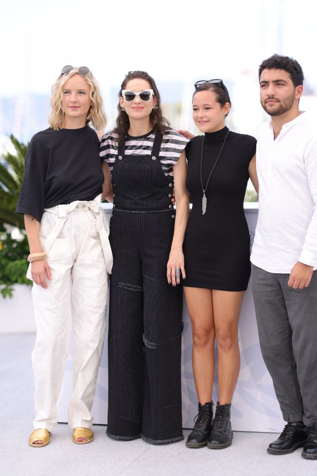 Sementara itu, Marion Cotillard juga memilih busana bernuansa hitam dalam balutan overall. (Foto: Getty Images/Andreas Rentz)