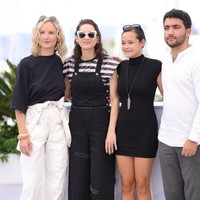 Sementara itu, Marion Cotillard juga memilih busana bernuansa hitam dalam balutan overall. (Foto: Getty Images/Andreas Rentz)