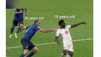 Padahal umur Saka hampir dua kali lebih muda dari Chiellini. Foto: Twitter