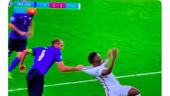 Atau mungkin Chiellini sudah ngebet ingin tukar kostum dengan Saka? Foto: Twitter