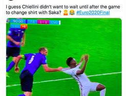 Meme Kocak Chiellini Tarik Saka Hingga Terjengkang