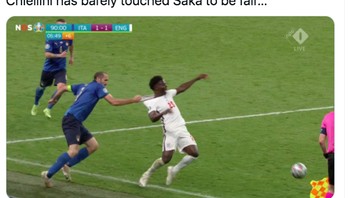 Ini momen Chiellini menarik jersey Saka. Menurut netizen ini, Chiellini tidak menyentuh Saka. Ya memang benar, kaosnya yang ditarik, bukan badannya. Foto: Twitter