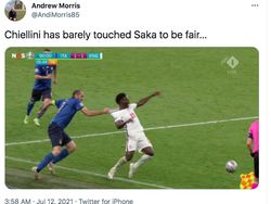 Meme Kocak Chiellini Tarik Saka Hingga Terjengkang