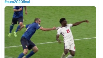 Saka bilang its coming home. Chiellini menariknya dan bilang, its coming to Rome. Foto: Twitter