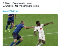 Meme Kocak Chiellini Tarik Saka Hingga Terjengkang