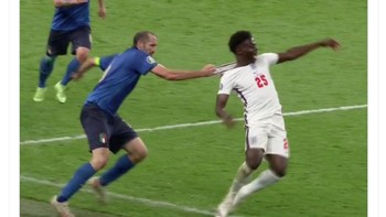 Tolong dong ada yang bilang Saka baru 19 tahun, Chiellini jangan terlalu keras padanya. Foto: Twitter