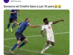 Meme Kocak Chiellini Tarik Saka Hingga Terjengkang