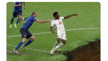 Ternyata Chiellini telah menyelamatkan nyawa Saka. Foto: Twitter