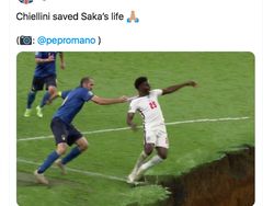 Meme Kocak Chiellini Tarik Saka Hingga Terjengkang