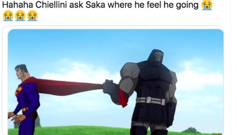 Ada pula yang menyamakannya dengan adegan komik Superman ditarik musuhnya, Darkseid. Foto: Twitter