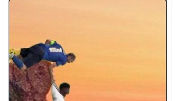 Chiellini menyelamatkan nyawa Saka dari jurang yang dalam. Foto: Twitter