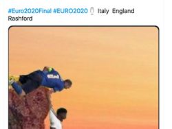 Meme Kocak Chiellini Tarik Saka Hingga Terjengkang