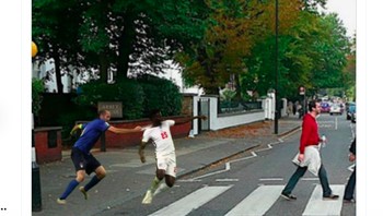 Chiellini menarik Saka karena mau menyeberang tapi lampu menyala merah. Foto: Twitter