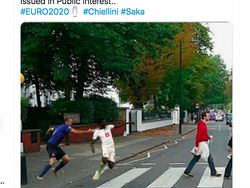 Meme Kocak Chiellini Tarik Saka Hingga Terjengkang