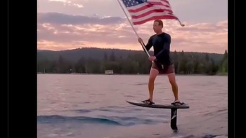 Mark Zuckerberg juga disorot netizen. Di saat miliarder lain membicarakan perjalanan ke luar angkasa, Zuck malah sibuk berselancar. Foto: Screenshot/Twitter