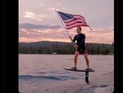 Richard Branson Terbang ke Luar Angkasa Jadi Bahan Meme Kocak