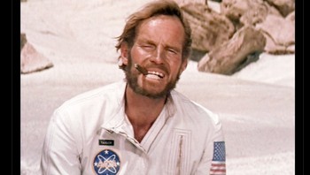 Kalau Richard Branson kembali ke Bumi yang tiba-tiba hancur, mungkin dia akan seperti George Taylor di film Planet of the Apes. Foto: Screenshot/Twitter