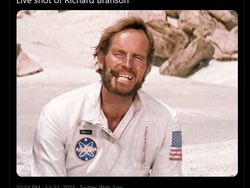 Richard Branson Terbang ke Luar Angkasa Jadi Bahan Meme Kocak