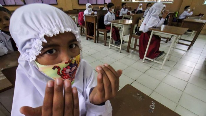 Menengok Hari Pertama Sekolah Tatap Muka di Daerah Kala Pandemi