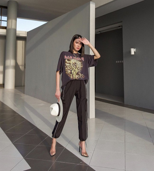 Mengenai body positivity, selebgram kecantikan itu memiliki definisinya sendiri. You do you, set your own standard. Tapi inget body positivity jangan ditelen mentah, pisahkan antara beauty and health. Kalau fit, yang untung juga kamu sendiri. Kalau ga fit, yang rugi juga kamu sendiri, ucap Michelle. Foto: Dok. Instagram @micellehalim.