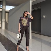 Mengenai body positivity, selebgram kecantikan itu memiliki definisinya sendiri. You do you, set your own standard. Tapi inget body positivity jangan ditelen mentah, pisahkan antara beauty and health. Kalau fit, yang untung juga kamu sendiri. Kalau ga fit, yang rugi juga kamu sendiri, ucap Michelle. Foto: Dok. Instagram @micellehalim.