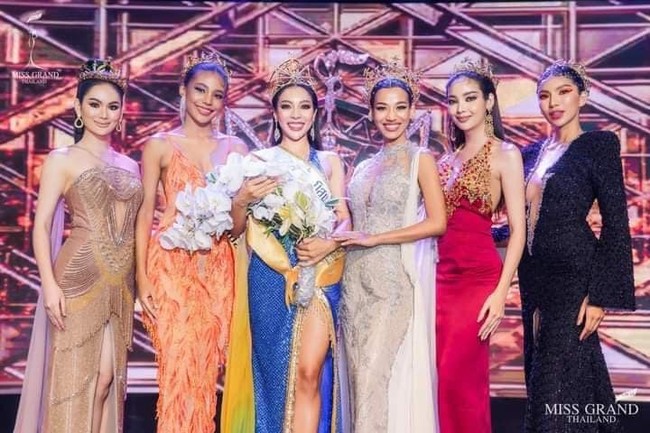 Beginilah suasana kontes kecantikan yang digelar di Bangkok pada akhir Juni itu. Terlihat dalam malam penobatan seluruh kontestan tidak menggunakan masker. Foto: dok. Facebook