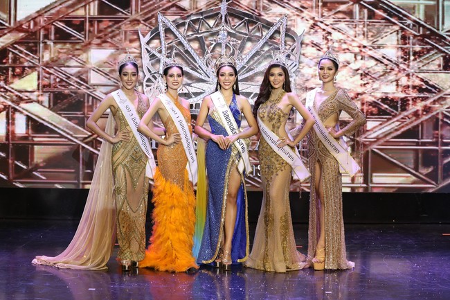 Kontes kecantikan di Thailand ini tersandung kasus hukum karena melanggar protokol kesehatan Corona. Dalam kontes kecantikan bernama Miss Grand Samut Sakhon tersebut bahkan disebut sebagai penyebaran Corona karena banyak kontestan yang terinfeksi COVID-19. Foto: dok. Facebook